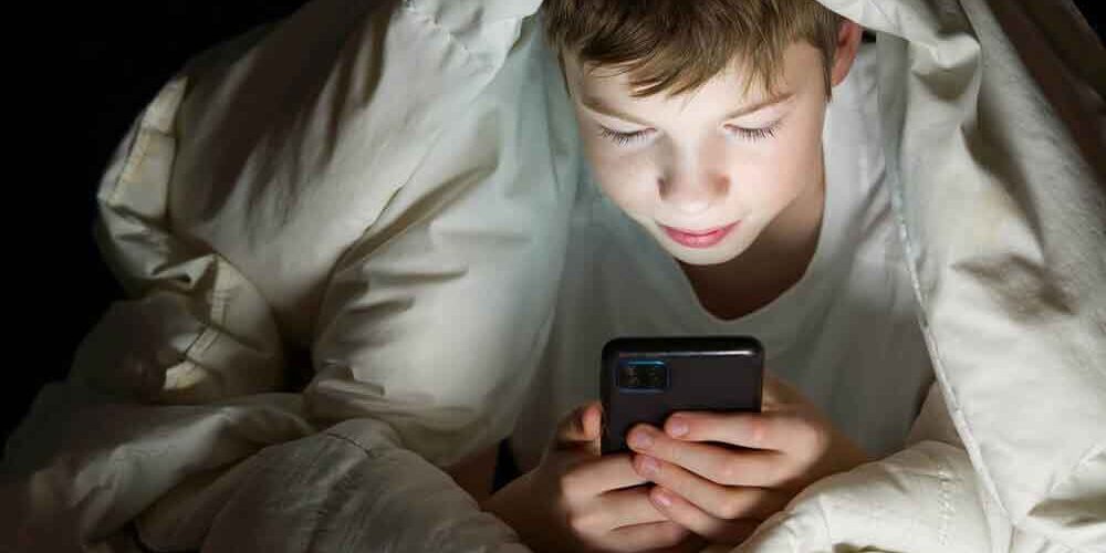 راه و روش های محدود کردن و دور کردن کودکان از موبایل