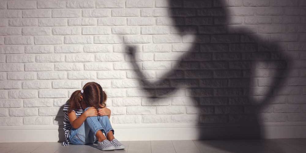 معنای کودک آزاری چیست و چگونه این افراد را شناسایی کنیم